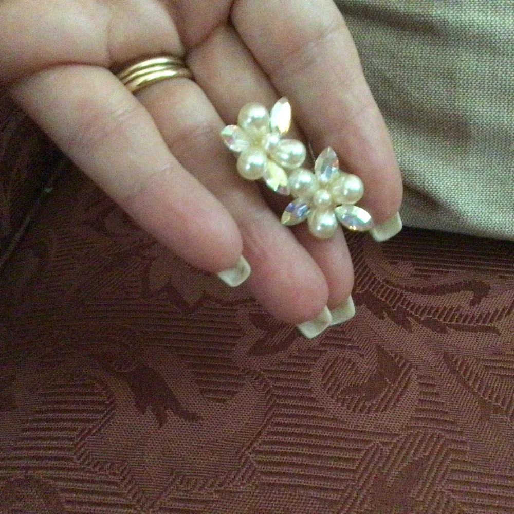 Stunning Pearl and Swarovski Petal Cut Cluster Stud Earrings - Picture 1 of 5